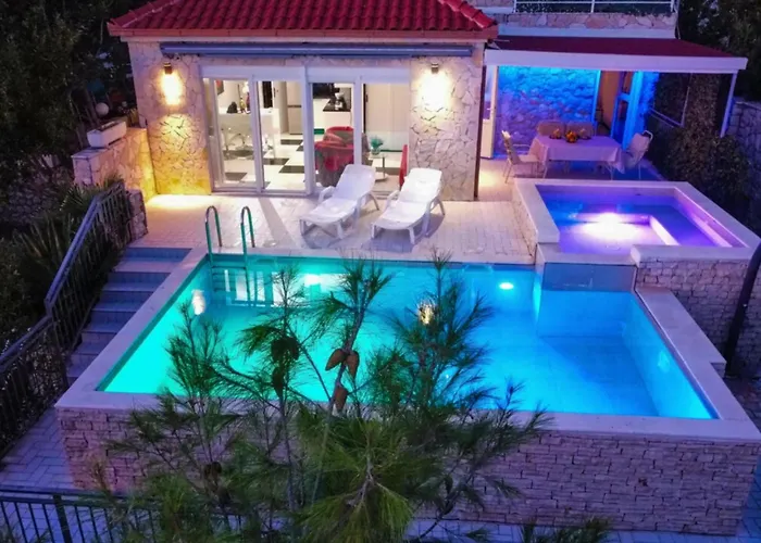 شقة Seafront Sea Relax With Private Pool Balcony