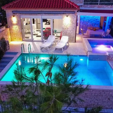 Lejlighed Seafront Sea Relax With Private Pool Balcony